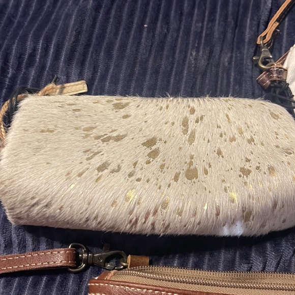 Myra Crossbody w/wristlet & cosmetic bag - Picture 2 of 4